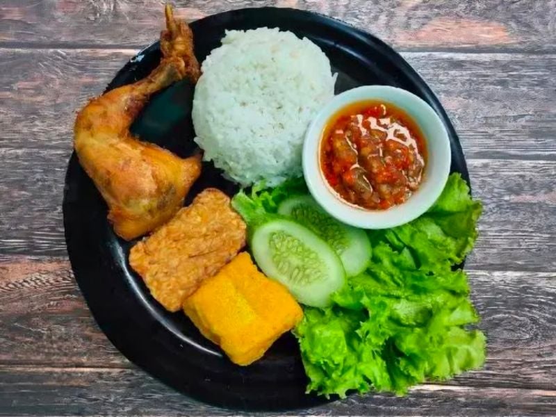 Paket Nasi Ayam Tahu Tempe Lalapan Sambel