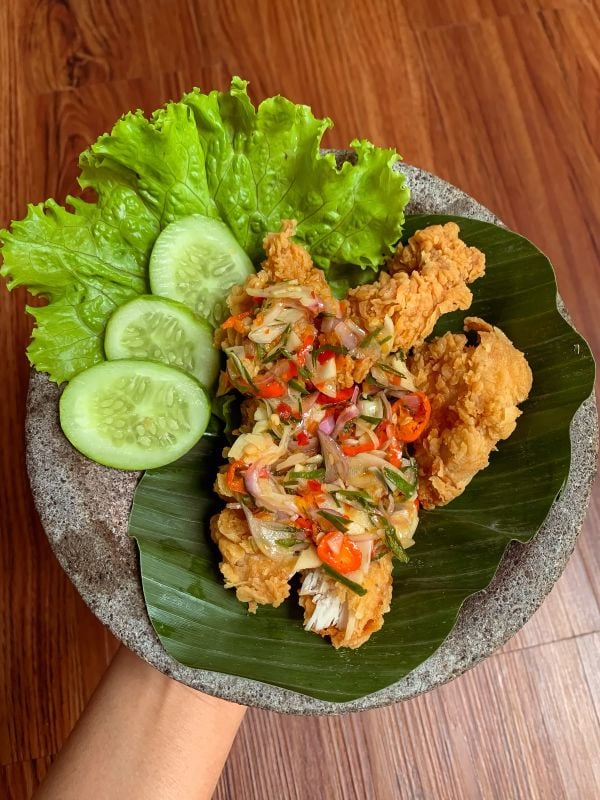 Ayam geprek sambal matah